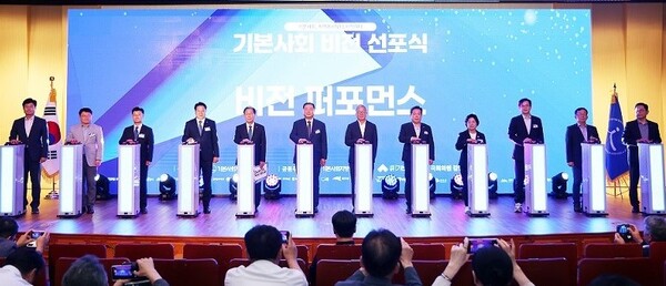 기본사회 지방정부협의회는 지난 8일 국회도서관에서 ‘기본사회 비전 선포식’을 갖고 차별과 소외, 불평등과 사각지대가 없는 기본사회 모델을 전국에 확산시켜 나가기로 결의했다. (사진=파주시)