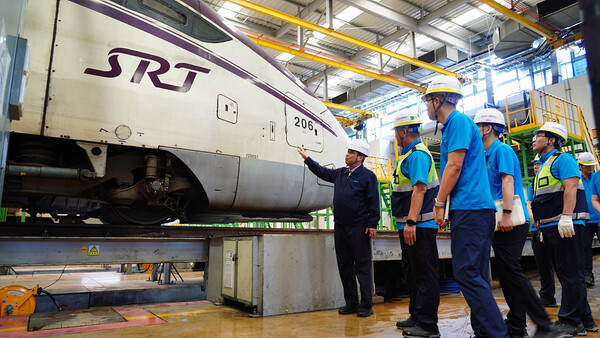 정정래 코레일 사장직무대행(맨왼쪽)이 10일 광주시에 있는 호남철도차량정비단에서 추석대수송을 앞두고 SRT와 KTX 정비현장을 점검하고 있다./사진제공=코레일
