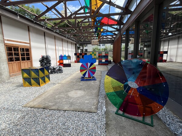 빠키(VAKKI) 작가의 한글과 빛을 활용한 조형전시물