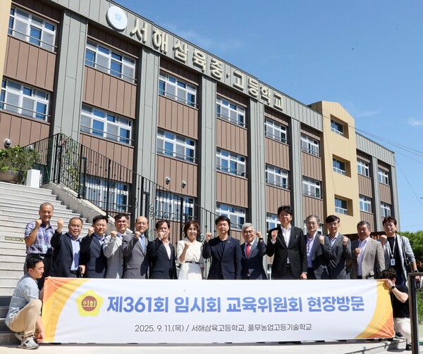 충남도의회 교육위거 사립학교 현장점검에 나서 기념촬영 하고 있다./사진제공=충남도의회