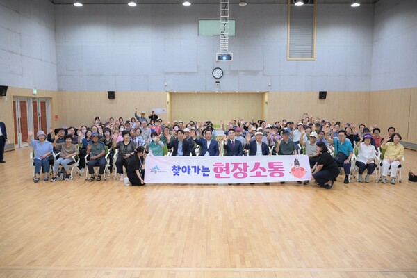 세종시가 지난 11일 새롬종합복지센터 대강당에서 시니어클럽 어르신 135여 명과 시정 운영 방향 및 노인 일자리 확대 방안 등에 대한 의견을 나눴다.