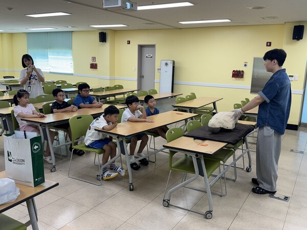 지역아동센터에서 진행한 CPR 교육 봉사 모습/사진제공=대전대