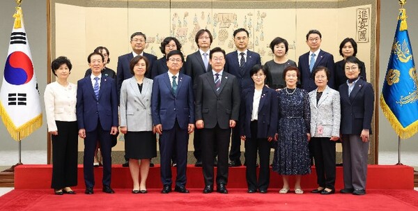 이재명 대통령은 15일 최교진 교육부 장관과 원민경 여성가족부 장관, 이석연 국민통합위원장 등 10명에 대한 임명장을 수여했다. (사진=연합뉴스)