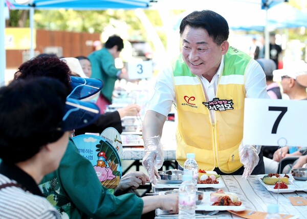 대전 서구는 서구자원봉사센터와 함께 15일 관저2동 신선암근린공원에서 관내 어르신 400여 명을 대상으로 ‘IBK기업은행과 함께하는 참 좋은 사랑의 밥차’ 활동을 펼쳤다.