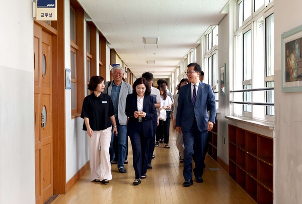 유성초등학교 노후시설 현장 방문 모습/사진제공=대전시의회