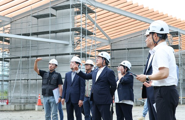 이장우 대전시장이 유성복합터미널 건설 현장 점검에 나선 모습/사진제공=대전시청