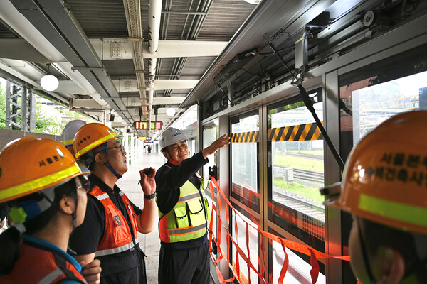 정정래 코레일 사장직무대행(가운데)이 16일 오후 경의선 서울역에서 스크린도어(PSD) 등 승강장 안전설비를 점검하고 있다./사진제공=코레일