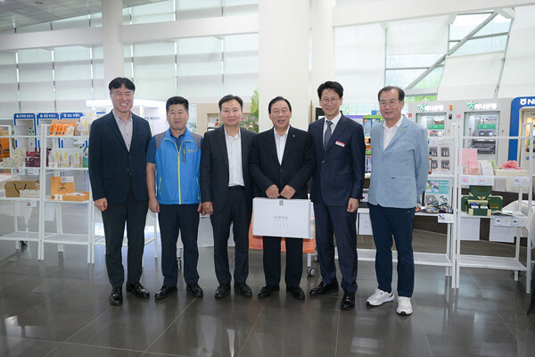 최민호 세종시장이 17일 '중증장애인생산품 행사'에 방문해 물품을 구매했다./사진제공=세종시청