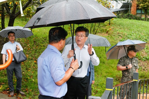 지난 17일 진행된 노은3동 현장 행정에서 정용래 유성구청장이 해랑숲근린공원 맨발걷기 산책로 조성 사업 현장의 진행 상황을 점검하고 있다./사진제공=대전 유성구청