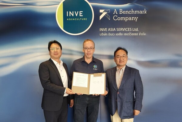 업무협약 체결 기념촬영 모습. 왼쪽부터 한남바이오 송상선 대표이사, INVE Aquaculture(Technology 산하 연구기관) 올리비에 드캄프 박사, 솔포투 임봉수 대표이사/사진제공=한남대