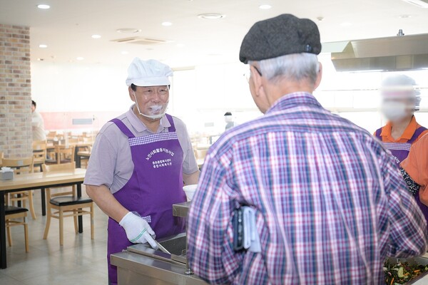 22일 최민호 시장이 추석을 맞아 종촌종합사회복지관 내 식당에서 직접 배식 봉사를 하는 모습/사진제공=세종시청