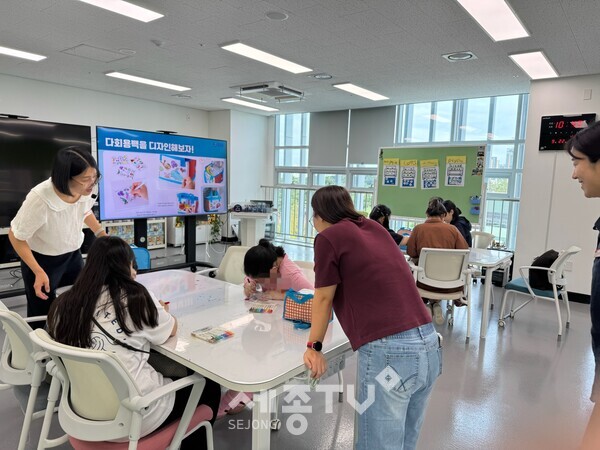 22일, 세종진로교육원에서 특수교육 대상 학생을 위한 프로그램으로 자원순환 및 친환경 통컵 만들기 체험을 하는 모습/사진제공=세종시교육청