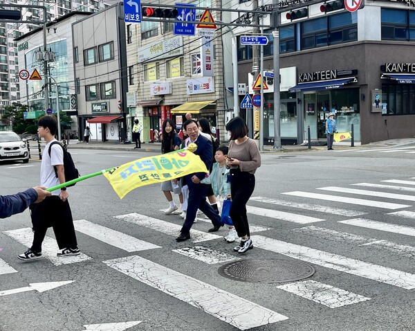 최민호 시장이 대동초 횡단보도에서 어린이 안전 보행을 지도하는 모습/사진=경수진 기자
