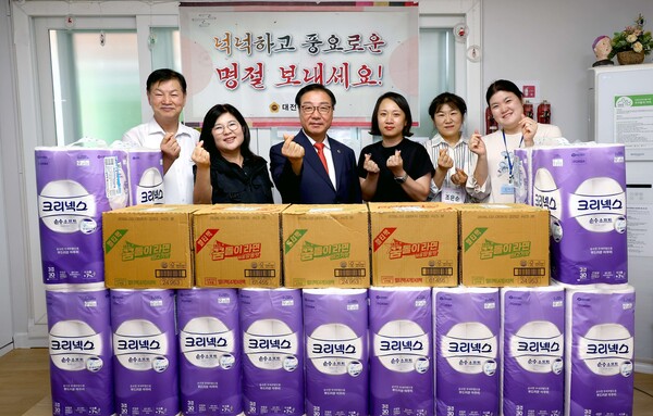 대전시의회 행정자치위원회의 추석 명절 맞이 사회복지시설 방문 기념촬영 모습/사진제공=대전시의회