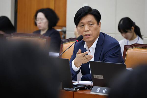 관세청이 공개한 국내 고액·상습 장기체납자 122명 중 체납액이 무려 1조 174억원이나 되는 것으로 나타나 체납재산 환수 방안이 시급한 것으로 밝혀졌다. (사진=조승래 의원실)