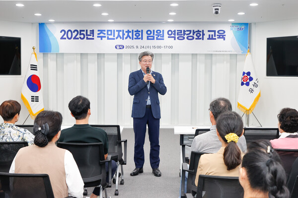 24일 유성구청에서 진행된 주민자치회 임원·분과장 대상 역량 강화 교육에서 정용래 유성구청장이 인사말을 하고 있다./사진제공=대전 유성구청