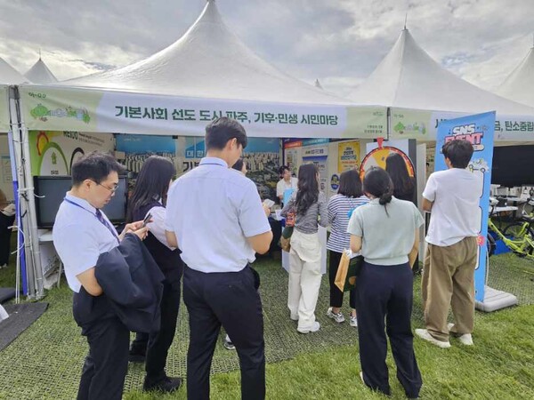 파주시는 지난 23~24일까지 국회 중앙잔디광장에서 개최된 ‘2025 국회 입법박람회’에 참가해 ‘기후위기 극복’과 ‘민생경제 활성화’를 주제로 한 정책을 소개하고, 시민과 함께 지속가능한 도시 건설을 다짐했다. (사진=파주시)
