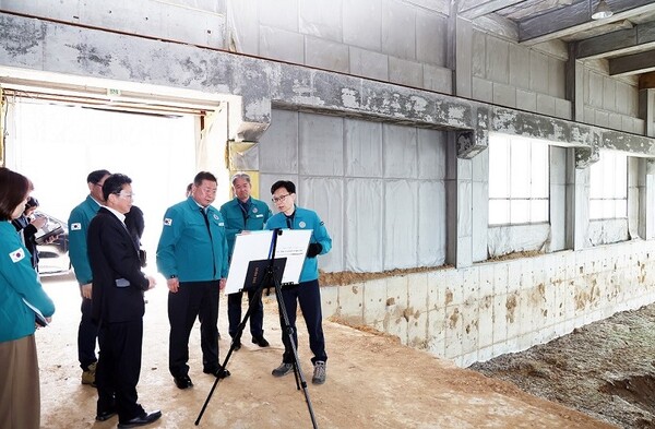 파주시는 시민 사회가 빈 공간인 유휴공간을 시민친화적 공간으로 바꿔야 한다는 여론을 수용, 운정신도시 내 오수중계펌프장 건물을 새롭게 단장시키기로 했다. /사진은 빈 공간으로 방치돼 있는 운정 오수중계펌프장을 김경일 시장이 둘러보고 있는 모습. (사진=파주시)
