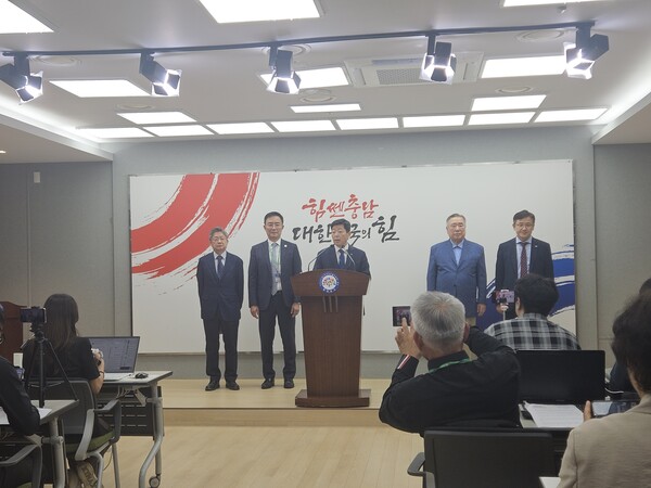 박정주 행정부지사가 글로컬대학에 선정된 대학 관계자들과 기자회견을 하고 있다./세종TV=최정현 기자