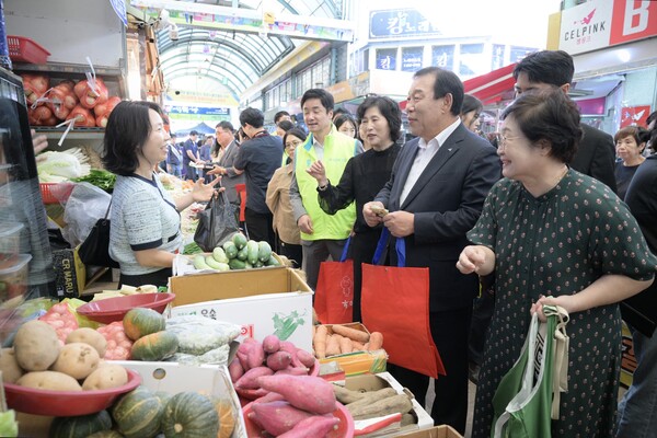 최민호 세종시장이 29일 세종시 조치원읍 세종전통시장에서 추석을 맞아 장을 보며 상인들과 명절 덕담을 나누고 있다./사진제공=세종시 소상공인과