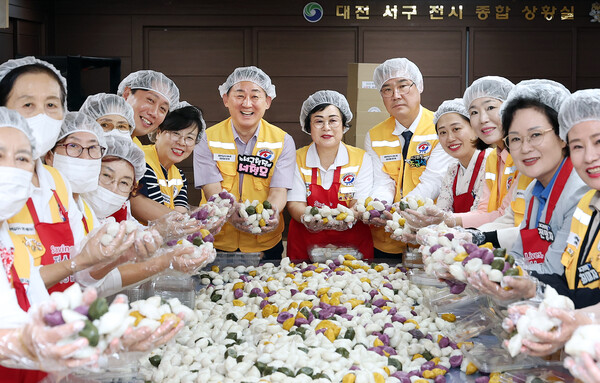 지난 29일 대전서구청 다목적실에서 '사랑의 송편 나눔 행사'를 진행했다./사진제공=대전서구청