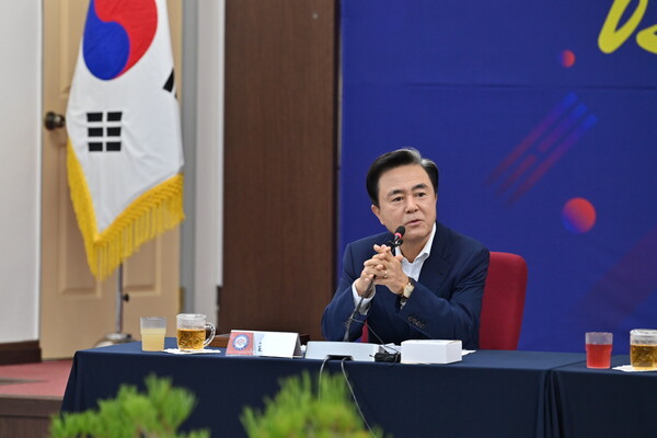 김태흠 지사가 언론인과 간담회를 갖고 있다./사진제공=충남도청