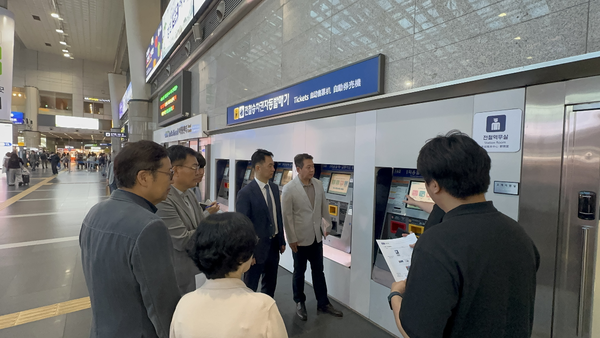 한국철도공사(코레일)가 1일 한국장애인단체총연맹과 대한노인회 관계자를 초청해 ‘광역철도 교통약자 이동편의 개선을 위한 간담회’를 개최하고, 용산역 편의시설 등을 이용자 관점에서 점검하고 있다. /사진제공=코레일