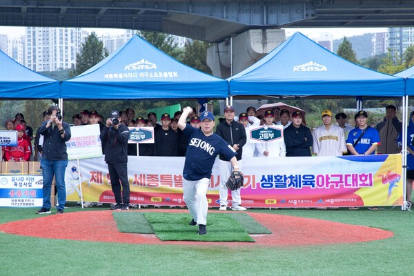 최민호 세종시장이 제9회 세종시장기 야구대회 시구를 하고 있다./사진제공=세종시청
