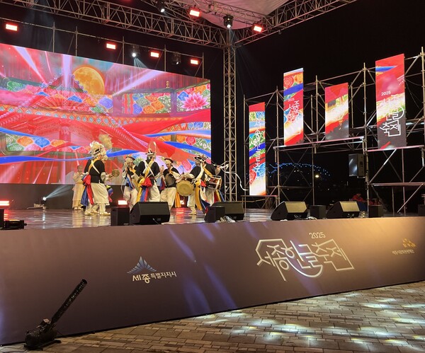 9일 '2025 세종한글축제'가 사물놀이의 거장, 세종시 홍보대사 김덕수의 흥겨운 사물놀이 한마당으로 문을 열었다./사진=경수진 기자