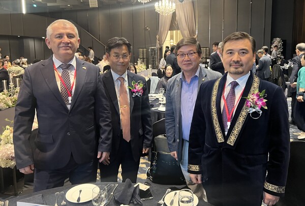 서울 리버사이드호텔에서 열린 ‘제7회 한·중앙아 친선의 날 2025’에서 중앙아시아 주요 4개국 관계자 등이 기념촬영을 하고 있다. 왼쪽부터 누루갈리 아르스타노프 카자흐스탄 대사, 김상욱 문화체육관광부 국립아시아문화전당장, 김범석 목원대 교수, 키롬 살로히딘 타지키스탄 대사/사진제공=목원대