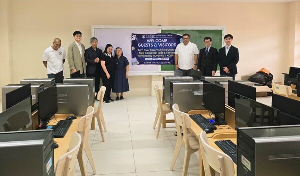 필리핀 학교에 교육용 컴퓨터 85대 기부 기념촬영 모습/사진제공=코레일