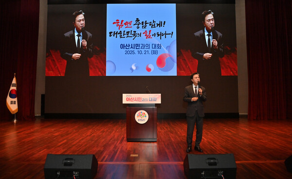 김태흠 지사가 민선8기 4년차 시군 방문 11번째 일정으로 아산을 찾아 시민들과 대화하고 있다./사진제공=충남도청