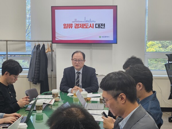 김종명 철도건설국장이 신교통수단 ‘3칸 굴절차량’ 시범사업 추진 현황을 설명하고 있다./세종TV=최정현 기자