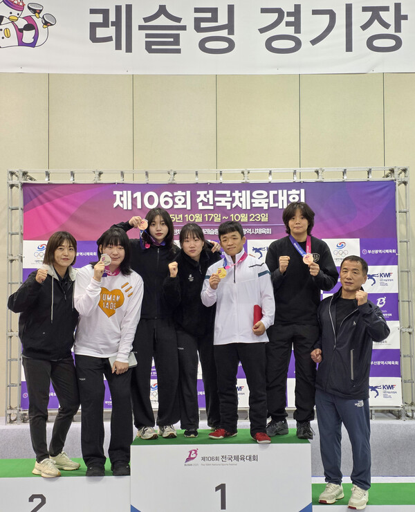 제106회 전국체육대회에 출전한 유성구청 소속 레슬링팀이 기념촬영을 하고 있다./사진제공=유성구청