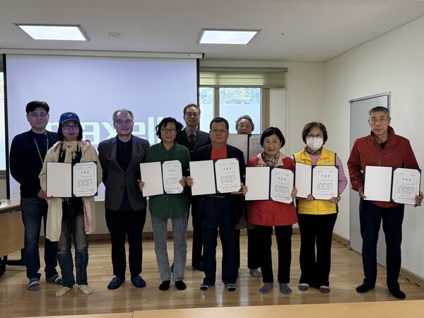 대전대 SW중심대학사업단의 ‘AI 이용한 스마트기기 활용 교육’ 수료식 기념촬영 모습/사진제공=대전대