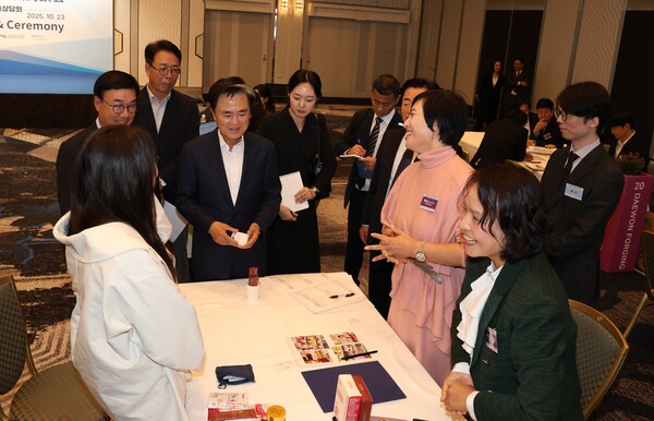 김태흠 충남도지사가 23일 오사카 뉴오타니호텔에서 개최한 ‘일본 오사카 수출 상담회’를 찾은 모습/사진제공=충남도청