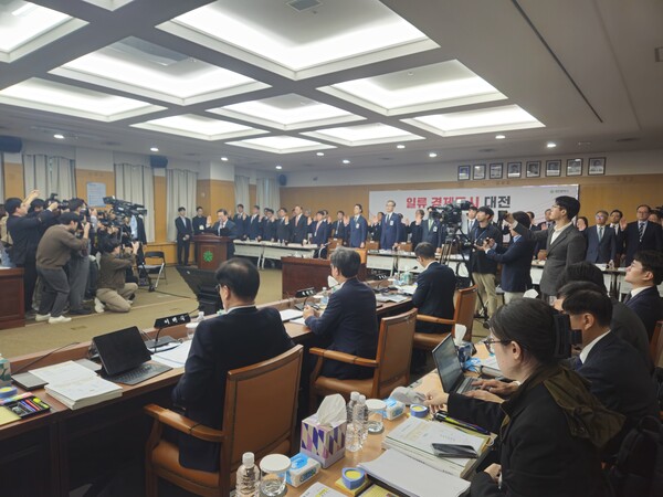 이장우 대전시장 등 대전시 공직자들이 국감 시작 전 선서를 하고 있다./세종TV=최정현 기자