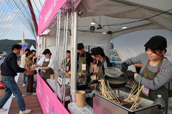 지난 25일 대전 유성구 도룡동 ‘대전국제와인엑스포’ 행사장 중 하나인 엑스포다리에서 목원대 외식조리·제과제빵학과 학생들이 음식을 만들고 있다./사진제공=목원대