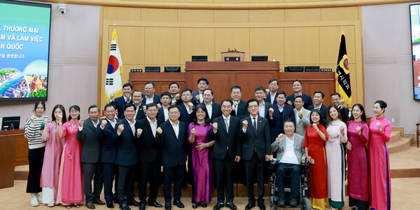 베트남 빈롱성 대표단이 대전시의회 방문 기념촬영을 하고 있다./사진제공=대전시의회