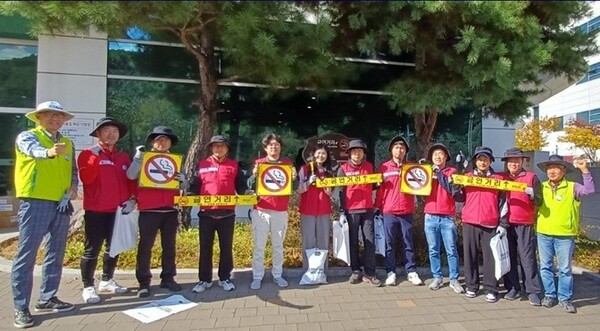 파주보건소는 관내 기업체 소속 봉사단과 시민들의 건강한 삶을 위해 금연거리 정비 및 흡연 인식 개선 활동을 펼쳐 귀감(龜鑑)이 되고 있다. (사진=파주보건소)