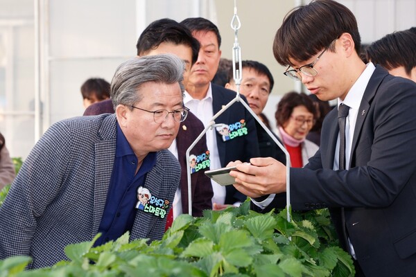 지난 28일 진행된 ‘유성구 스마트팜’ 개장식에서 정용래 유성구청장이 스마트팜 기술 시연을 확인하고 있다.