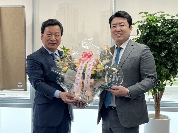 세종시 김덕중 의회사무처장(왼쪽)과 정의현 비서실장(오른쪽)이 30일 퇴임식에서 기념촬영을 하고 있다./사진=경수진 기자