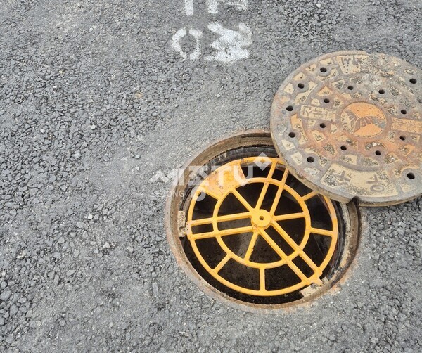 세종시가 맨홀추락방지망 설치를 진행하고 있다./사진제공=상하수도사업소 하수도과