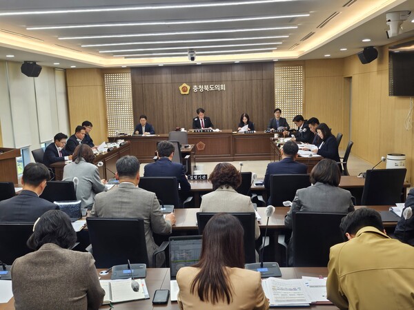 충북도의회 교육위원회가 '제 430회 정례회 회기 대비 간담회'를 진행하고 있다.(사진=충북도의회)