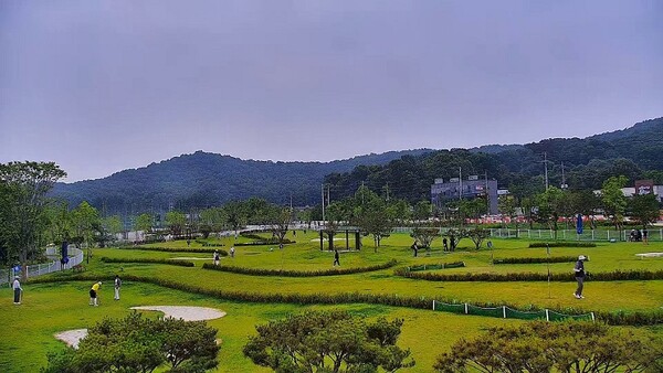 파주시는 2027년 3월 개장을 목표로 조리읍 봉일천에 총 23억 원을 들여 9홀 규모의 ‘산악형 파크골프장’을 건설키로 했다. /사진은 심학산 파크골프장 전경. (사진=세종TV DB)