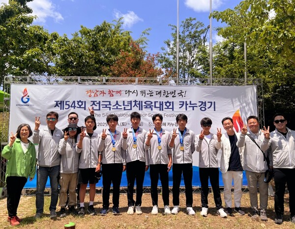 대전만년중 선수들이 제54회 전국소년체육대회에서 카누 종목 금메달 획득 후 기념촬영 하고 있다./사진제공=대전시교육청