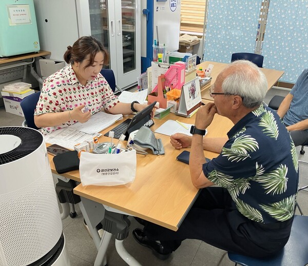 인공지능-사물인터넷 기반 어르신 건강관리 자체 대면 평가 모습/사진=금산군