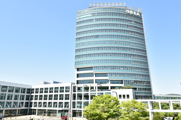 경기도경제과학진흥원 김현곤 원장은 지난 6일 파주시 운정 주변 일대를 직접  방문해 경과원 파주 이전을 위한 후보지를 살펴보고, 건물 규모와 시설 현황, 교통 접근성, 주변 산업 기반 시설 등 입지 여건을 확인한 뒤, 이전 방향을 논의했다. /사진은 현 경과원 전경. (사진=세종TV DB)