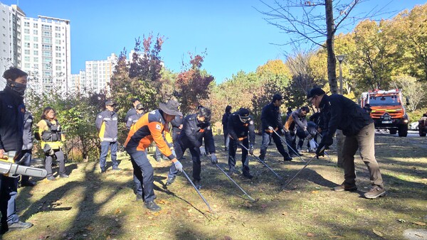 세종시 덕성서원 일원에서 산불 대응 실무 교육을 받고 있는 현장 지휘관
