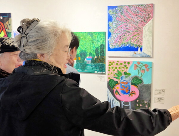 대전시노인복지관이 미술반 어르신들 작품을 전시하고 있다./사진제공=대전시사회서비스원